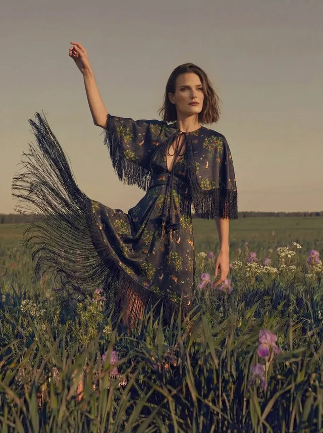 Dark green fringe cape in the field